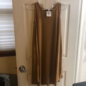 Light brown sleeveless dress w/ pockets
